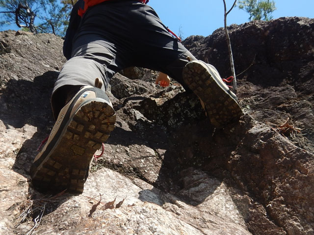 アプローチシューズで岩を登る様子。