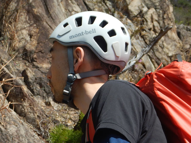 ヘルメットを被った男性。