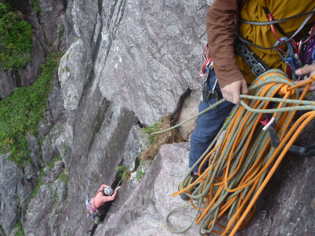 セカンドクライマーをビレイする様子。