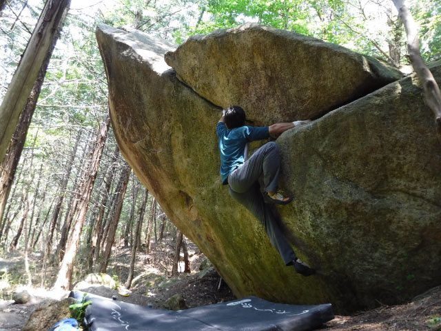 ボルダリングを楽しむ様子。