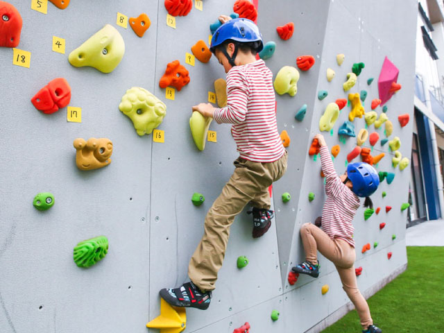 2人の子どもがクライミングを楽しむ様子。