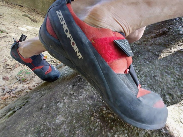 岩を登る足元の様子。クライミングシューズのアップ画像。