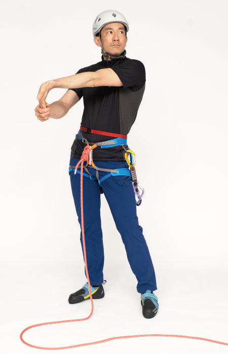 クライミングの装備一式を身に付ける男性モデル。