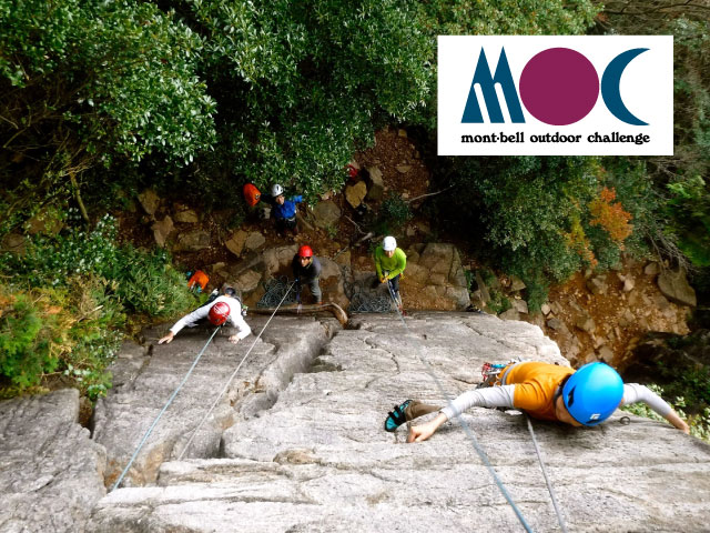 トップロープでクライミングする様子。