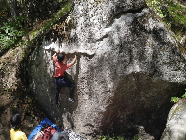 ボルダリングを楽しむ女性。
