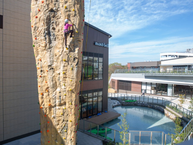 モンベルストア・グランベリーモール店の室外ウォール。