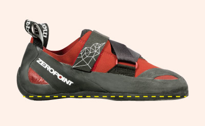 クライミングシューズを真横から見ている様子。ソールがフラットであることが分かる。