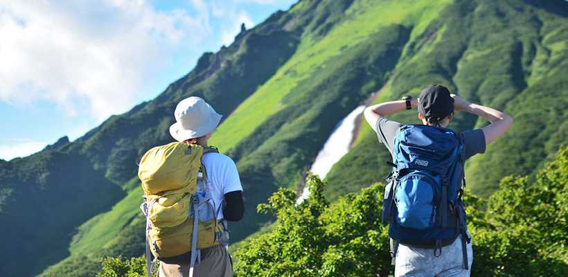 山を眺める、登山中の女性2人の後ろ姿