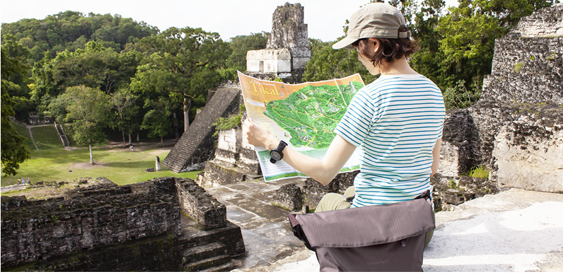 遺跡で地図を眺める女性