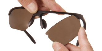 リムからレンズを取り外している写真