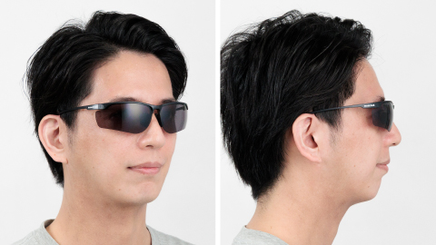 男性がトレールグラスのワイドレンズモデルを掛けた、斜め前からと真横からの着用イメージ