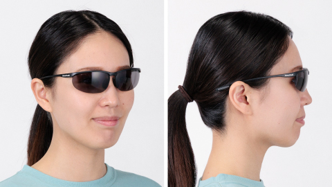 女性がトレールグラスのスモールレンズモデルを掛けた、斜め前からと真横からの着用イメージ