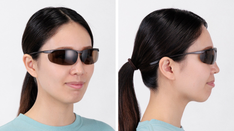 女性がトレールグラスのスモールワイドレンズモデルを掛けた、斜め前からと真横からの着用イメージ