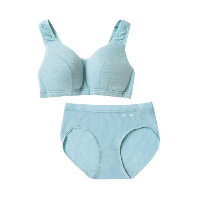 水色のスーパーメリノウール L.W.ソフトブラとアクティブショーツ