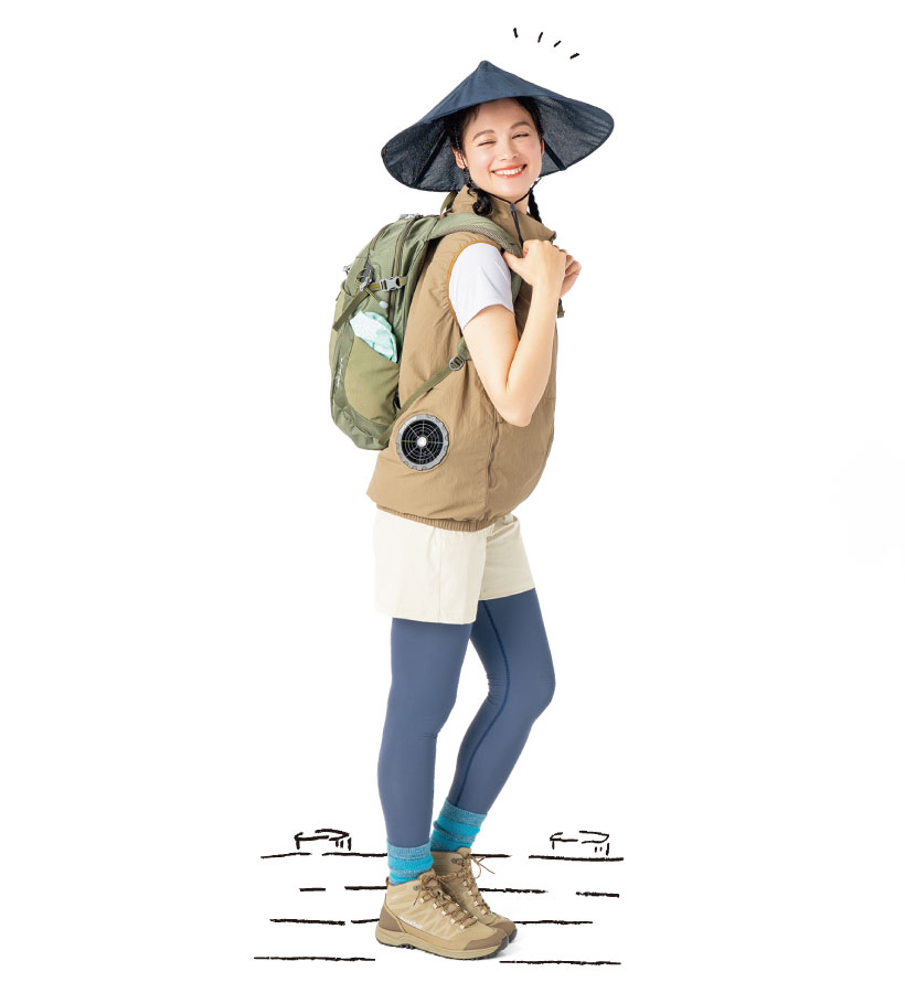 ベージュのファン付きベスト、ベージュのショートパンツ、グレーのタイツを着用し、笠がモチーフのハットをかぶった女性モデル